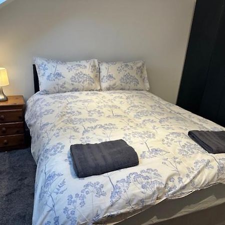 Luton Home Near Airport Private & Shared Bathroom Option Exterior photo