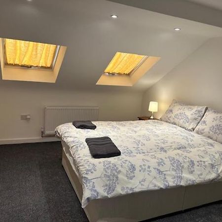 Luton Home Near Airport Private & Shared Bathroom Option Exterior photo