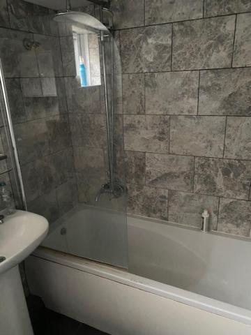 Luton Home Near Airport Private & Shared Bathroom Option Exterior photo