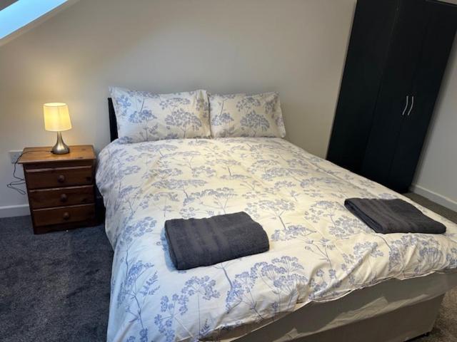 Luton Home Near Airport Private & Shared Bathroom Option Exterior photo