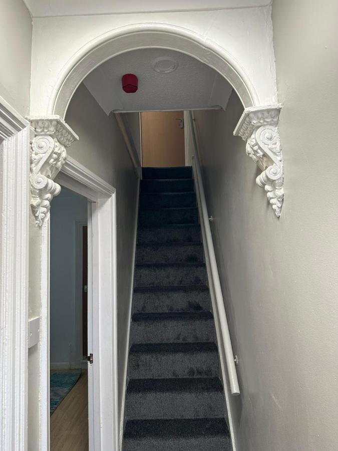 Luton Home Near Airport Private & Shared Bathroom Option Exterior photo