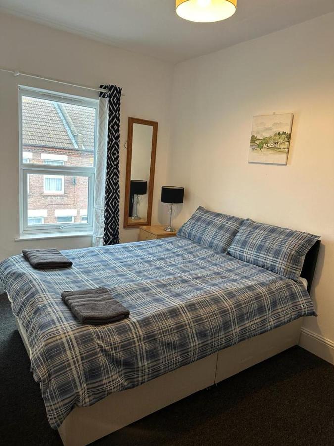 Luton Home Near Airport Private & Shared Bathroom Option Exterior photo