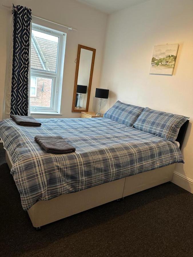 Luton Home Near Airport Private & Shared Bathroom Option Exterior photo