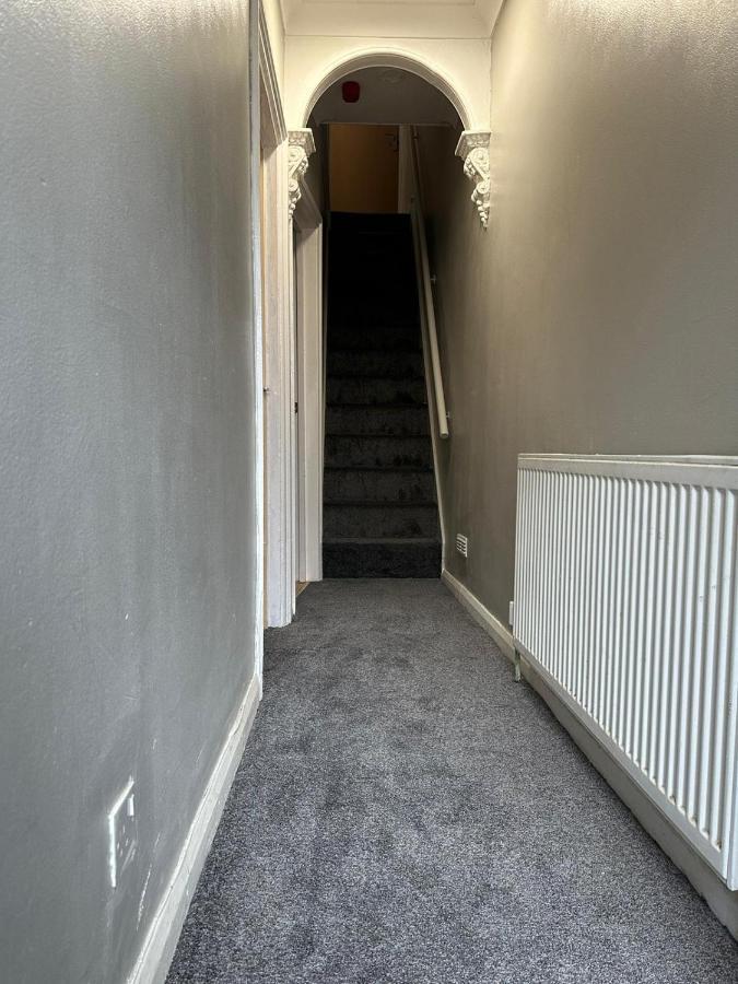 Luton Home Near Airport Private & Shared Bathroom Option Exterior photo