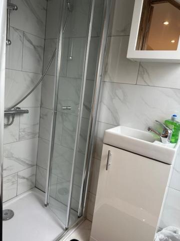 Luton Home Near Airport Private & Shared Bathroom Option Exterior photo