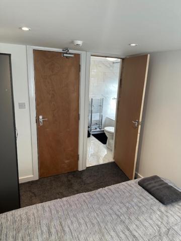 Luton Home Near Airport Private & Shared Bathroom Option Exterior photo