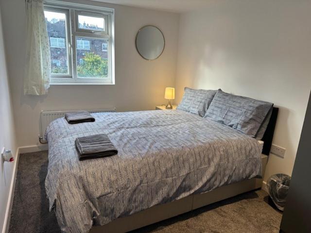Luton Home Near Airport Private & Shared Bathroom Option Exterior photo