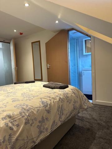 Luton Home Near Airport Private & Shared Bathroom Option Exterior photo