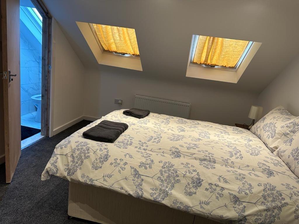 Luton Home Near Airport Private & Shared Bathroom Option Exterior photo