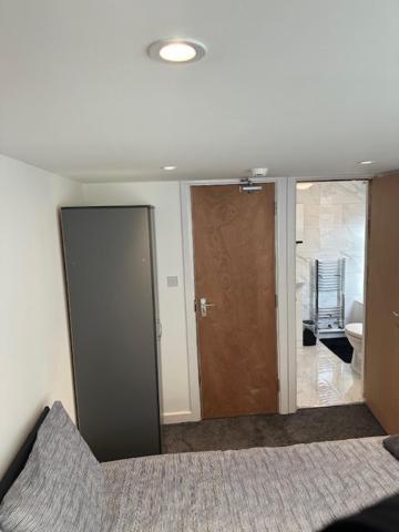 Luton Home Near Airport Private & Shared Bathroom Option Exterior photo