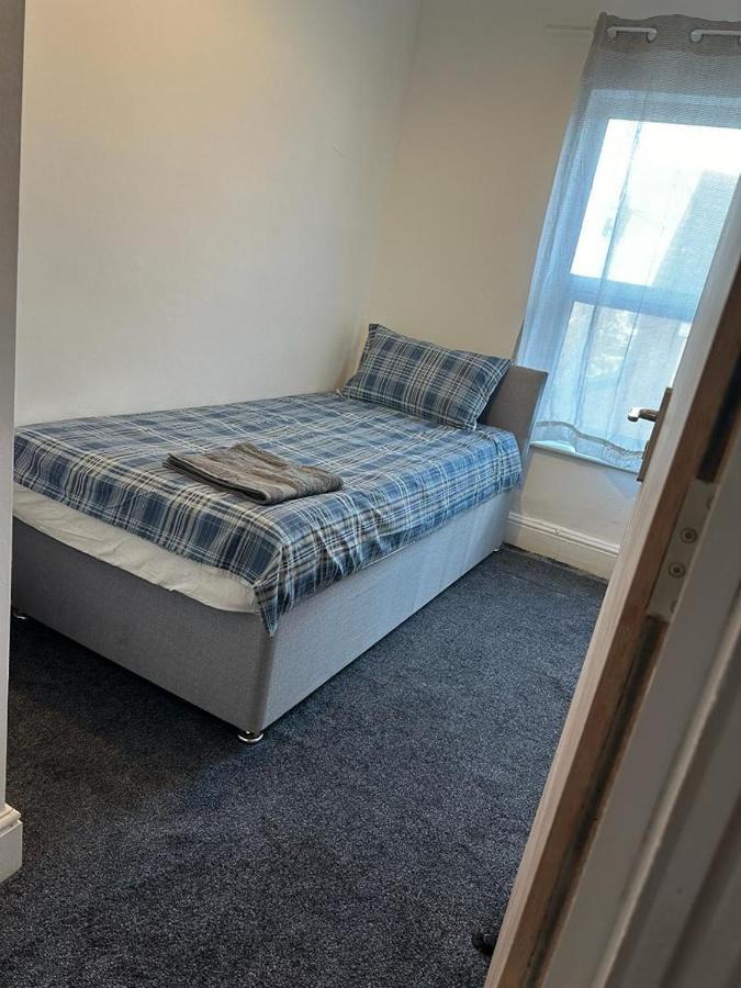 Luton Home Near Airport Private & Shared Bathroom Option Exterior photo