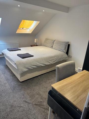 Luton Home Near Airport Private & Shared Bathroom Option Exterior photo